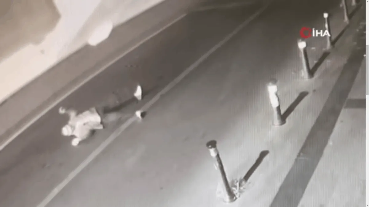 Alkol alan şahıs kendinden geçerek yola uzandı: Kendisini fark edemeyen sürücü üzerinden geçti!