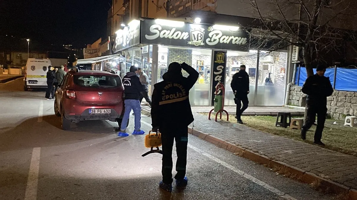 Husumetlisini 5. kattaki balkonunda vurdu!