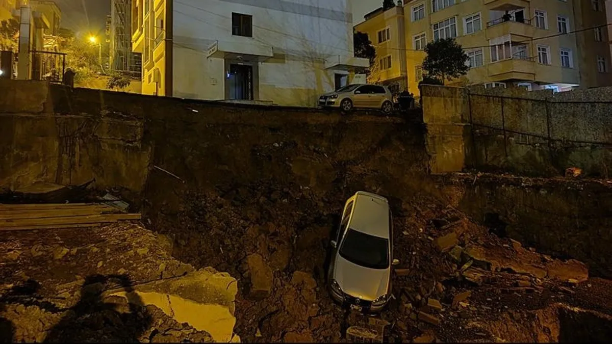 Kartal’da toprak kayması! Otomobil inşaat temeline düştü