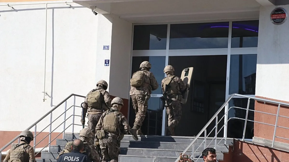 Kayseri’de dehşet! 7 yaşındaki oğlunu silahla yaraladı, kendisini eve kilitledi: Suç kaydı kabarık…