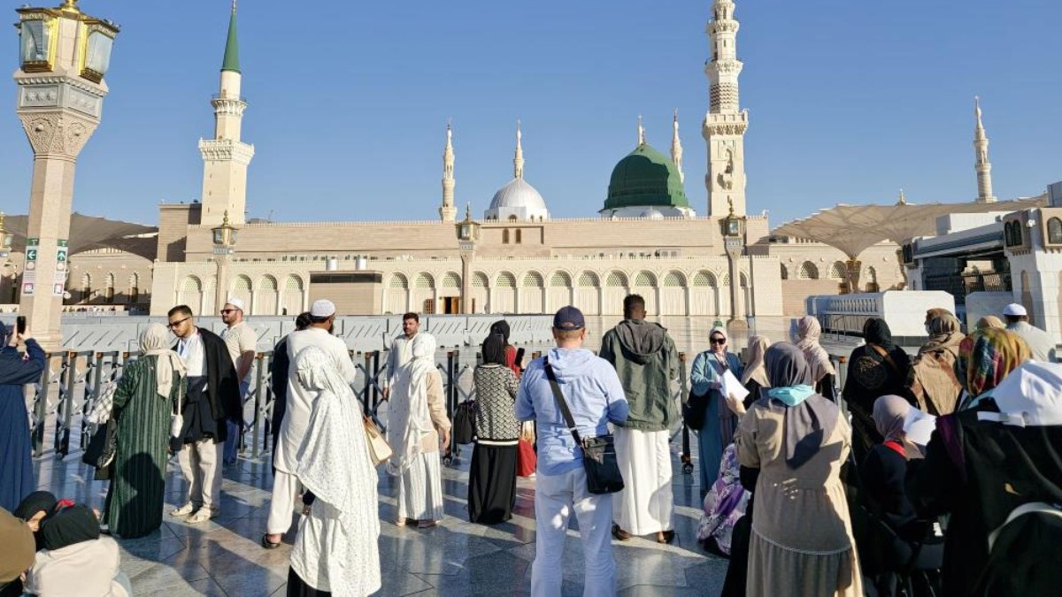 Mescid-i Nebevi’ye ziyaretçi akını: Binlerce Müslüman dua etti